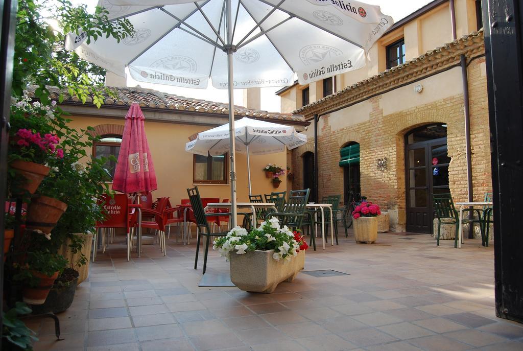 El Meson De Castrojeriz Exterior photo